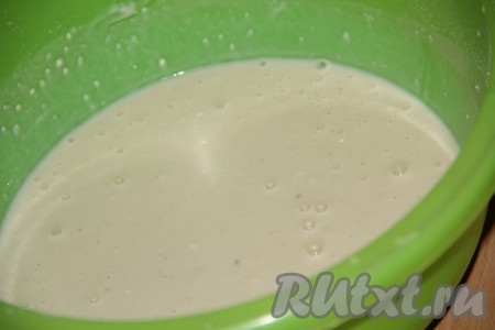 В большой миске соединить тёплое молоко, сахар, дрожжи и 200 грамм просеянной муки, хорошо перемешать и оставить в тёплом месте на 30-40 минут. Опара начнёт пузыриться.

