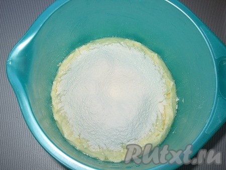 Затем ввести просеянную муку и замесить мягкое, эластичное тесто, разделить его на 2 части.