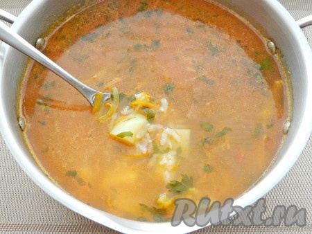 Когда рис и картофель сварятся, добавить тушеные овощи, довести суп до кипения и снять с огня.