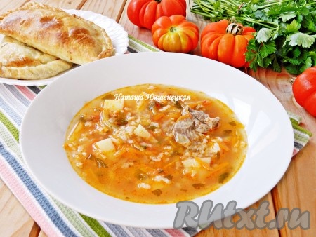 Вкусный и ароматный суп с рисом и помидорами готов.