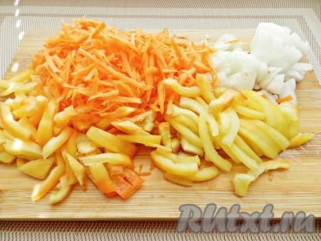 Лук и болгарский перец нарезать, морковь натереть на терке.