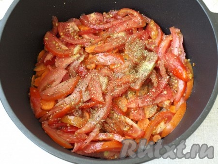 Сверху моркови выложить помидоры, нарезанные дольками. Посыпать солью и перцем.
