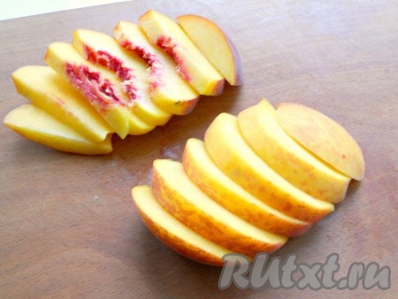 Порезать каждую половинку персика на дольки.