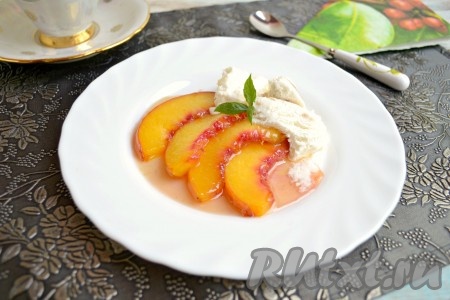 Десерт из свежих персиков