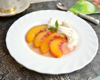 Десерт из свежих персиков