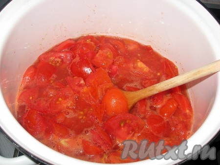 В большую кастрюлю (лучше брать широкую и высокую, так как помидоры при кипении начинают "стрелять") выложить помидоры, влить воду, поставить на огонь, довести до кипения, варить в течение 7-10 минут до размягчения томатов.