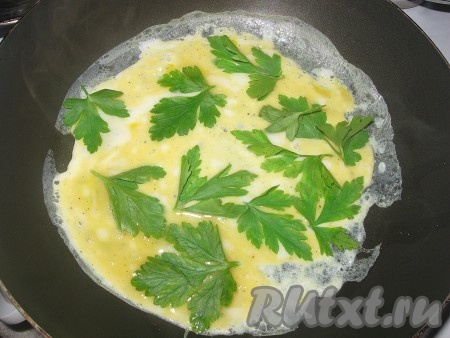 Приготовление омлета: Зелень вымыть и разделить на листочки. Каждое яйцо по отдельности (!) перемешать с 2-мя столовыми ложками молока или сливок, посолить, вылить на разогретую с растительным  маслом сковороду, сразу, пока яйцо "не схватилось", разложить листочки петрушки (другой омлетик с веточками укропа). Сковороду закрыть крышкой и на маленьком огне довести омлет до готовности.
