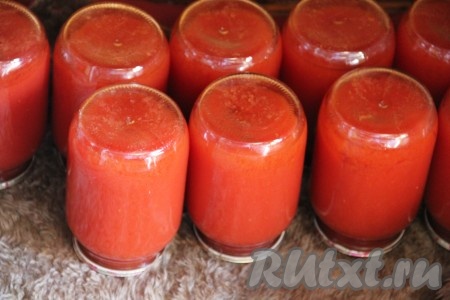 Из готового томатного сока достаем сельдерей и перец, регулируем вкусовые качества и разливаем в стерилизованные банки, закатываем консервированным ключом. Переворачиваем на теплое одеяло.
