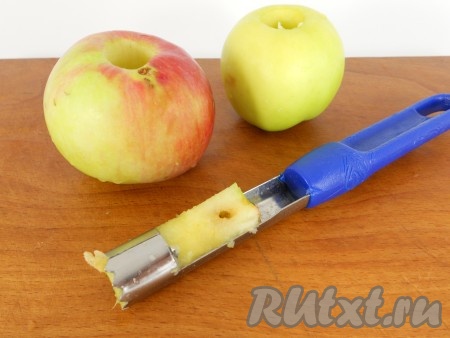 У яблок удалить сердцевину и нарезать кольцами (можно - просто кусочками).