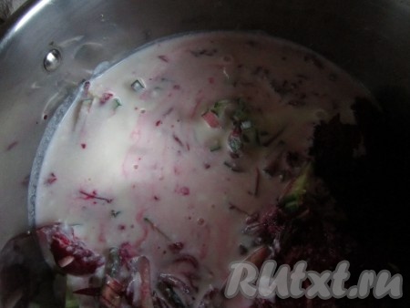 Залить овощи кефиром, приправить суп укропом и посолить по вкусу.