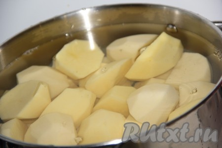 Картофель почистить, нарезать и сварить до готовности в подсоленной воде.