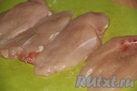 Куриную грудку разрезать вдоль на два тонких пласта. Посолить и поперчить по вкусу.