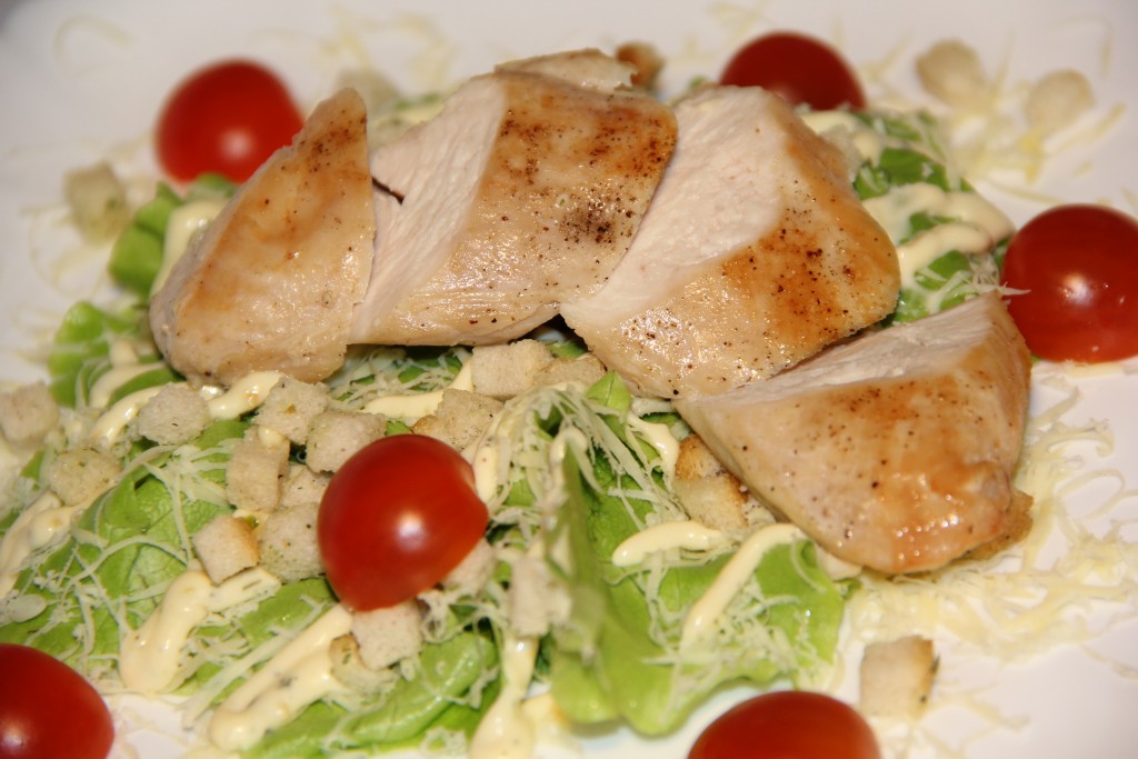 Классический рецепт салат Цезарь с курицей и сухариками и помидорами как в ресторане
