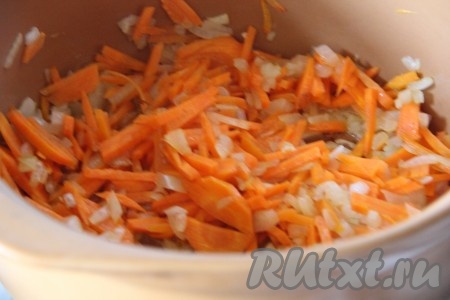 Когда лук станет золотистым, добавим морковь, порезанную соломкой.
