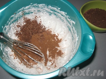 Добавить какао и тертый на мелкой терке шоколад, слегка перемешать до равномерного распределения ингредиентов и цвета.
