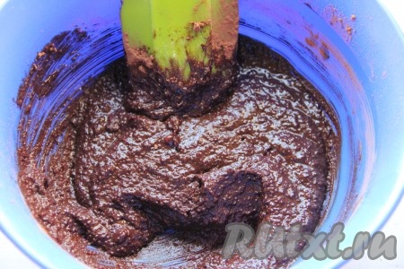 Добавить какао, растопленный шоколад, ванильный сахар, корицу и все перемешать.