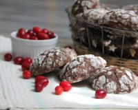 Шоколадное мраморное печенье с трещинками 