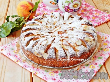 Вкусный и ароматный пирог со свежими персиками готов.