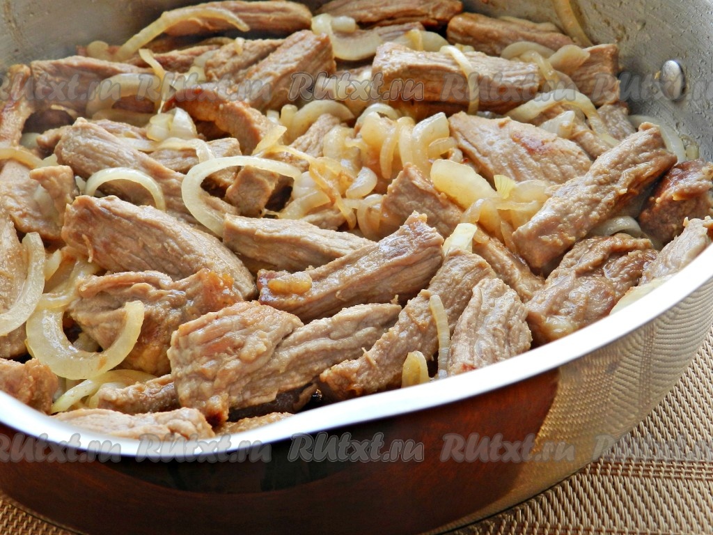 Рецепт: Мясо жареное в сметане с луком - на сковороде