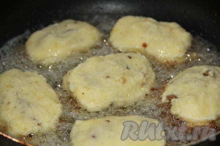 Разогреваем на сковороде растительное масло, выкладываем картофельные котлетки и жарим на среднем огне с двух сторон до румяной корочки.