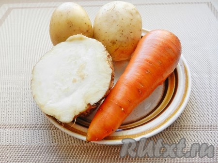 Вымыть и очистить картошку, морковь и корень сельдерея.