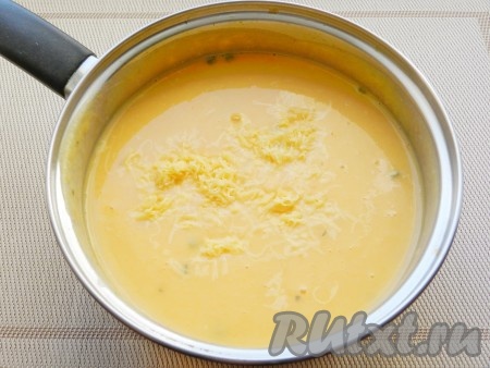 В суп влить сливки, добавить сыр, поставить крем-суп из корня сельдерея на средний огонь.