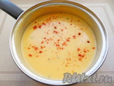 Добавить специи, довести суп до кипения, постоянно помешивая, чтобы расплавился сыр, но не кипятить.