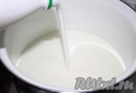 Молоко вылить в кастрюлю, поставить на огонь и довести до кипения. В кипящее молоко вылить кефир.