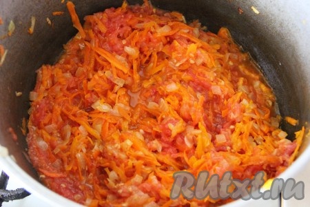 К луку с морковью добавить помидоры и острый перец, перемолотые на мясорубке. Проварить массу 10 минут.