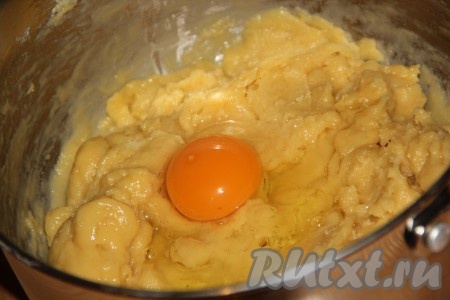 Тесто немного остудить, а затем добавить по одному яйца, каждый раз хорошо перемешивая тесто.