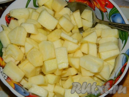 Для начинки яблоки очищаем и нарезаем кубиками. Поливаем соком лимона, чтобы они не потемнели.
