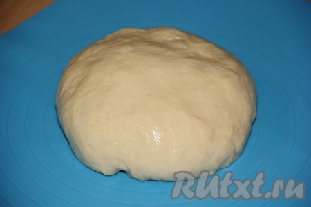 Тесто увеличится в два раза. Готовое тесто выложить на силиконовый коврик или рабочую поверхность смазать растительным маслом.
