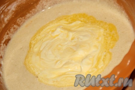Далее влить растопленный маргарин. После тщательного перемешивания должно получиться тесто, как густая сметана.
