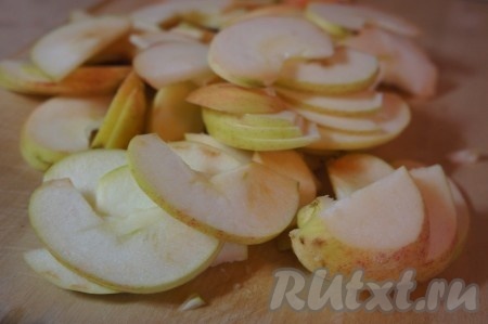 Яблоки нарезать на тонкие ломтики (как на фото). Переложить в отдельную миску.
