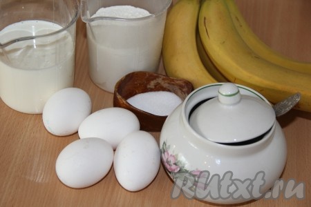 Подготовить продукты для приготовления банановых блинов на молоке.