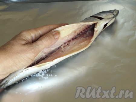 Выложить рыбку на фольгу, посыпанную морской солью.