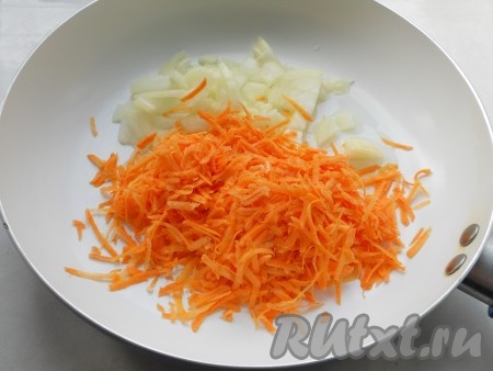 Лук порезать небольшими кусочками, морковь натереть на крупной терке. Обжарить до мягкости на растительном масле.