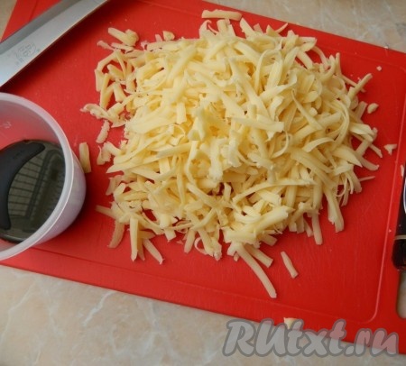 Трем на терке сыр. Отмеряем нужное количество соевого соуса.

