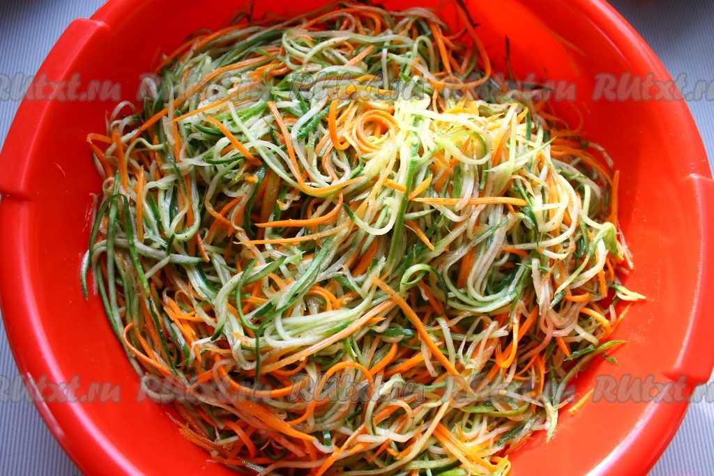 Салат с огурцами и морковью по-корейски
