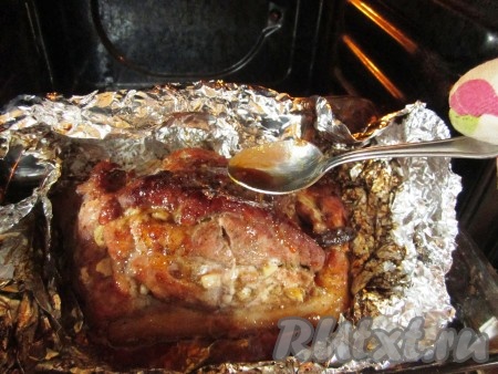 Запекайте окорок в разогретой духовке при температуре 220-240 градусов в течение 1,5 часов. Затем раскройте фольгу и, время от времени поливая соком мясо, запекайте свинину ещё 20 минут до образования карамельной корочки.
