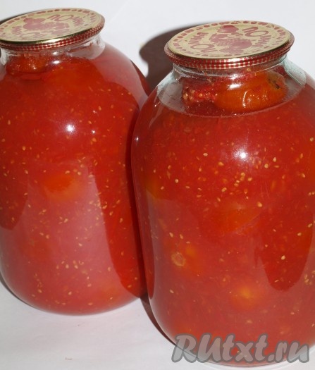 Кипящий томатный сок заливаем в банку с помидорами. Банку закатываем, переворачиваем и укутываем в тёплое одеяло до полного остывания. Консервированные помидоры в собственном соку, приготовленные на зиму, получаются необыкновенно вкусными.
