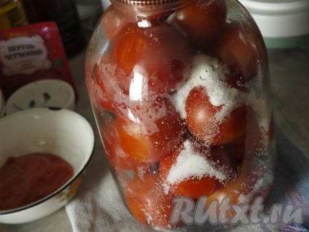 Сок варим на медленном огне минут 30. Пока сок  варится, заливаем помидоры в банке кипятком на 5-7 минут. Накрываем банку крышкой, ошпаренной кипятком. Затем воду сливаем, добавляем в банку соль.
