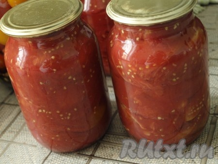 Сложить помидоры в тёплые банки и закатать крышками. Перевернуть и убрать под "шубу". Ни сахар, ни соль в эти консервированные помидоры не добавляются.
