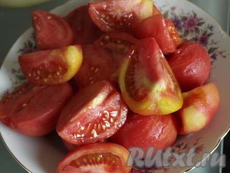 Очистить помидоры от шкурки и разрезать на 4 части.