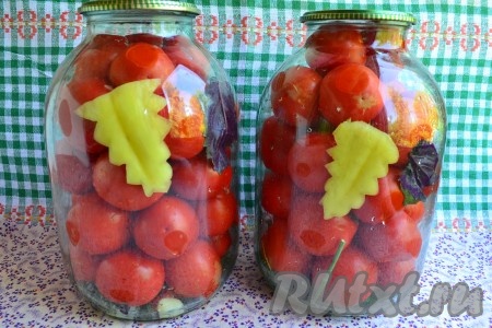 Заполнить банки помидорами, между ними разместить половинки сладкого болгарского перца.