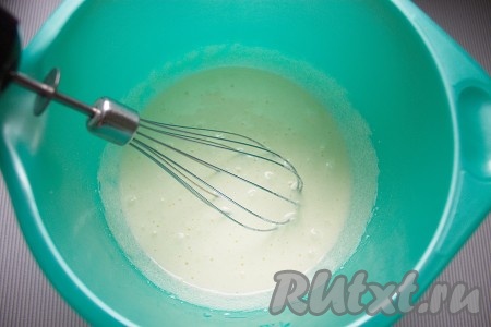 Приготовление теста: Яйцо, сахар и ванильный сахар соединить в миске и взбить миксером (я взбиваю венчиком блендера) до побеления.