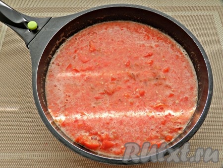 Выложить пюре из помидоров в сковороду к луку и перцу. Довести соус до кипения, приправить солью и специями.