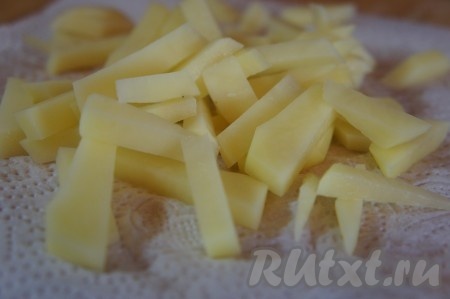 Картофель очистить, нарезать брусочками среднего размера, выложить в бульон и варить минут 10-15.
