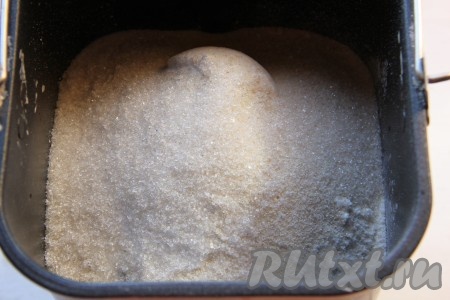 Сверху высыпать сухие ингредиенты: муку ржаную, муку пшеничную, дрожжи, сахар, манку и соль. 