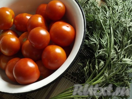 Подготовить помидоры и морковную ботву: помидоры вымыть, а ботву сполоснуть под проточной водой.
